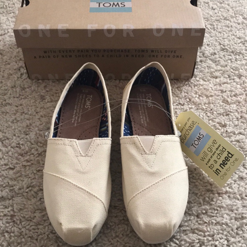 TOMS flat shoes size 6. Cream